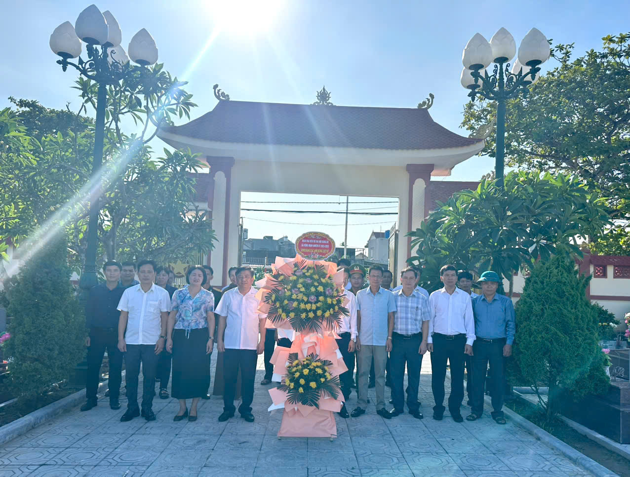 Lãnh đạo xã Hồng Minh dâng hương tại các địa chỉ đỏ trước thềm Đại hội Đảng bộ xã lần thứ nhất, nhiệm kỳ 2025–2030