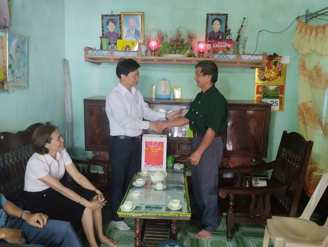 Đồng chí Phạm Văn Soi – Phó Bí thư Thường trực Đảng uỷ xã thăm, tặng quà các gia đình chính sách tiêu biểu nhân kỷ niệm 27/7