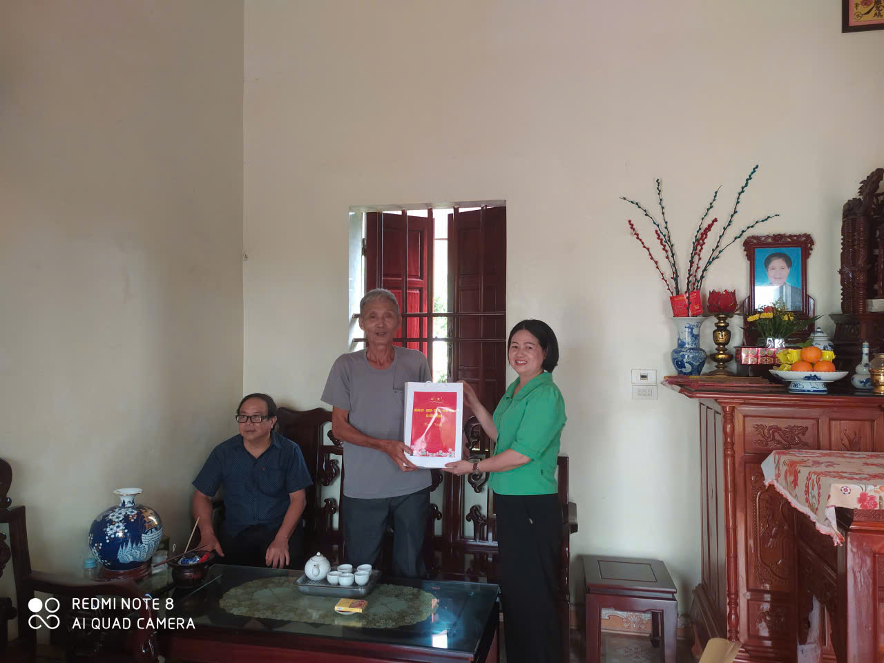 Chủ tịch Ủy ban MTTQ Việt Nam xã Hồng Minh thăm, tặng quà các gia đình chính sách nhân dịp 27/7