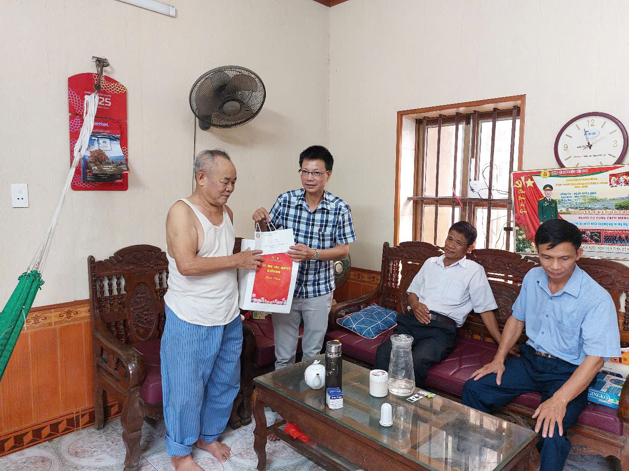 Chủ tịch UBND xã Hồng Minh thăm, tặng quà các thương bệnh binh, gia đình chính sách nhân dịp 27/7