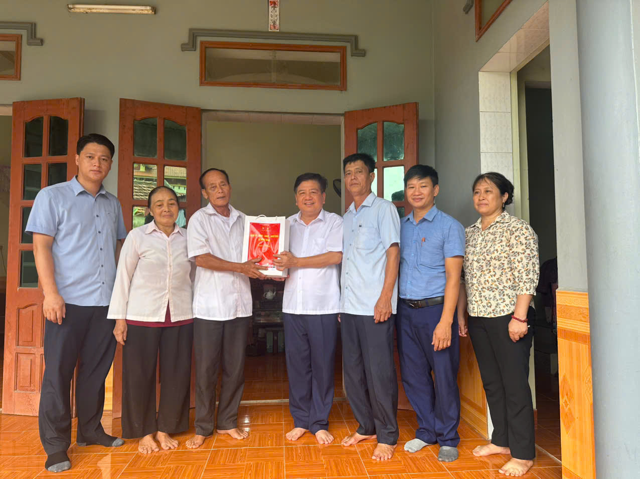 Bí thư Đảng ủy xã Hồng Minh thăm, tặng quà các thương bệnh binh, gia đình chính sách nhân dịp 27/7
