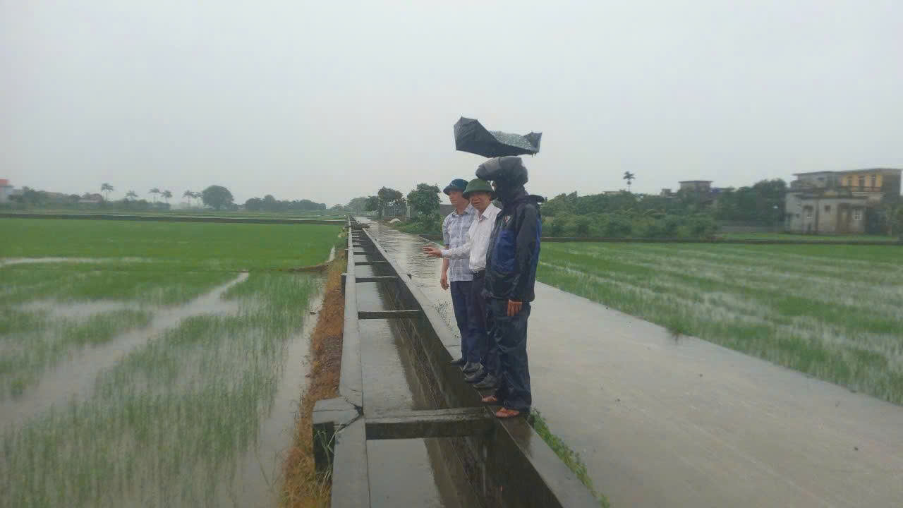 Hồng Minh: Các đồng chí lãnh đạo xã trực tiếp kiểm tra công tác phòng, chống bão số 3 tại cơ sở