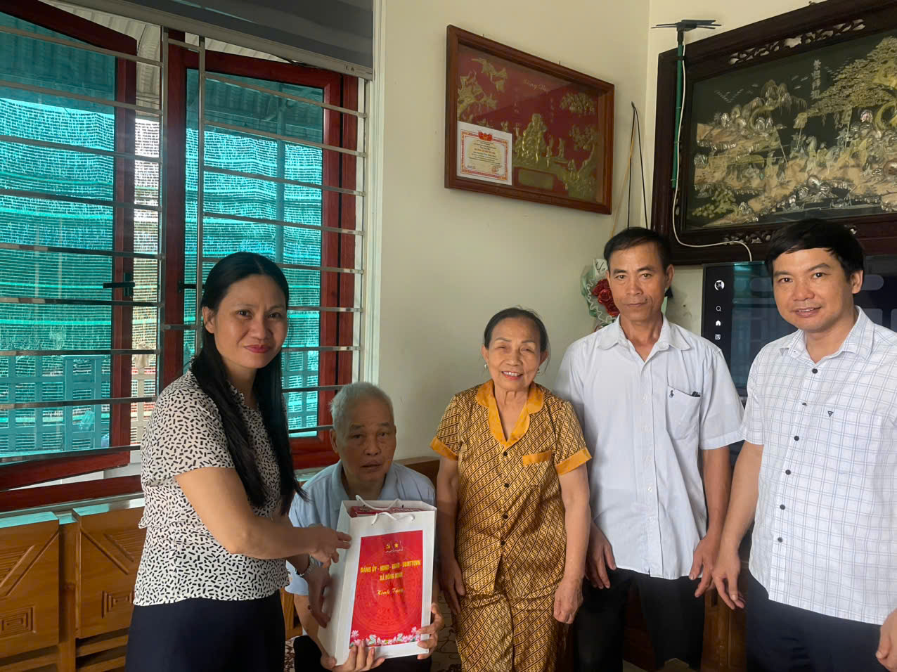 Đồng chí Trưởng Ban Xây dựng Đảng xã Hồng Minh thăm và tặng quà gia đình chính sách tiêu biểu