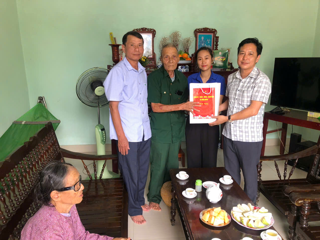 Đồng chí Nguyễn Đức Điềm, Phó Chủ tịch Thường trực UBND xã tổ chức thăm hỏi, tặng quà gia đình chính sách nhân kỷ niệm 27/7