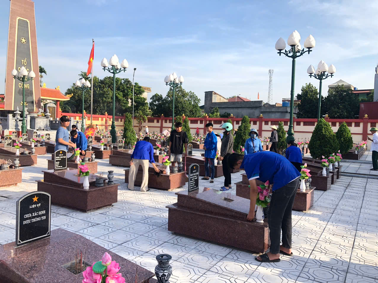 Hồng Minh: Ra quân tổng vệ sinh chào mừng Đại hội Đảng và kỷ niệm 78 năm Ngày Thương binh - Liệt sĩ