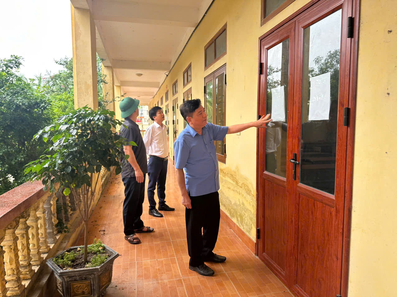Đồng chí Bí thư Đảng uỷ - Chủ tịch HĐND xã Hồng Minh kiểm tra, chỉ đạo công tác phòng, chống bão số 3 tại các cơ sở giáo dục trên địa bàn.
