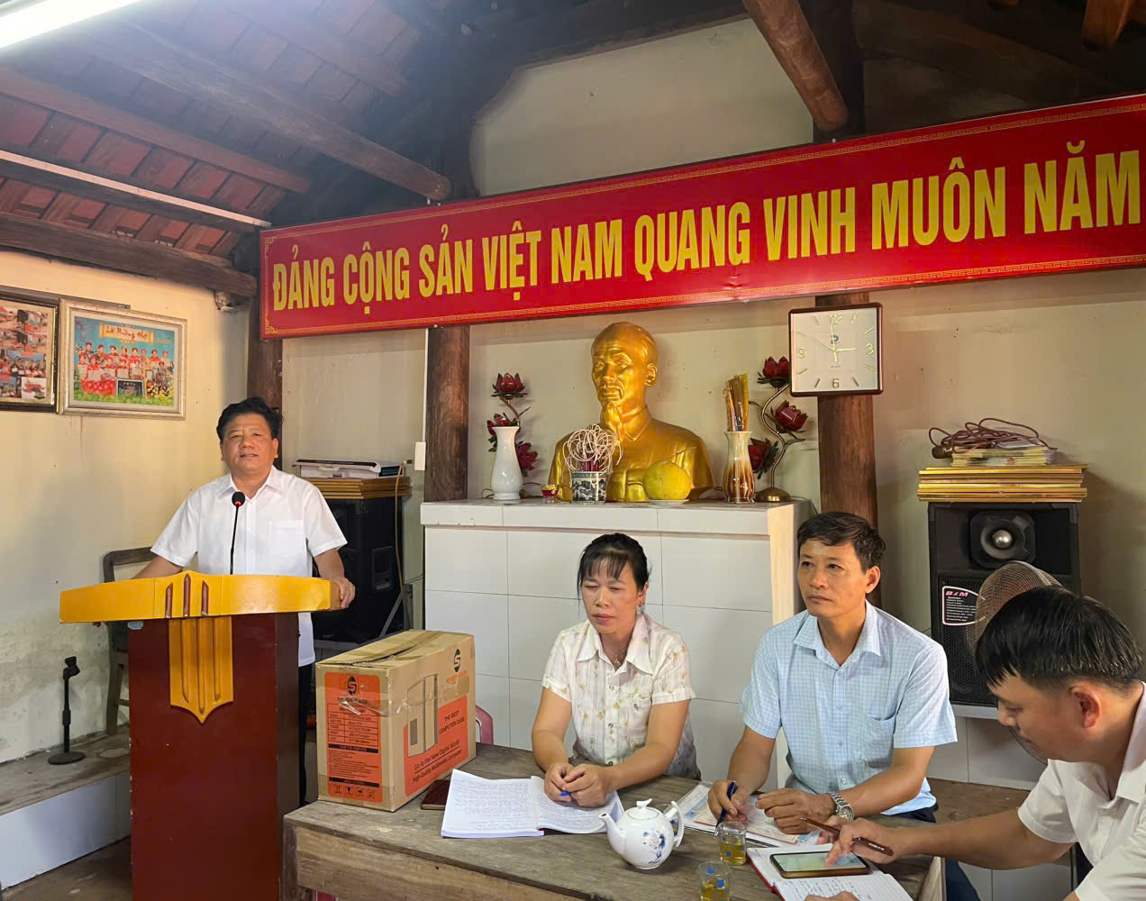 ĐỒNG CHÍ BÍ THƯ ĐẢNG ỦY XÃ HỒNG MINH DỰ SINH HOẠT ĐẢNG CHI BỘ THÔN MINH HỒNG