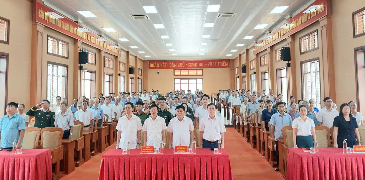 BAN CHẤP HÀNH ĐẢNG BỘ XÃ HỒNG MINH TRANG TRỌNG TRAO BẰNG VINH DANH ĐỐI VỚI NGƯỜI ĐƯỢC CÔNG NHẬN LÀ NGƯỜI HOẠT ĐỘNG CÁCH MẠNG VÀ TRAO TẶNG HUY HIỆU ĐẢNG ĐỢT 2/9/2026