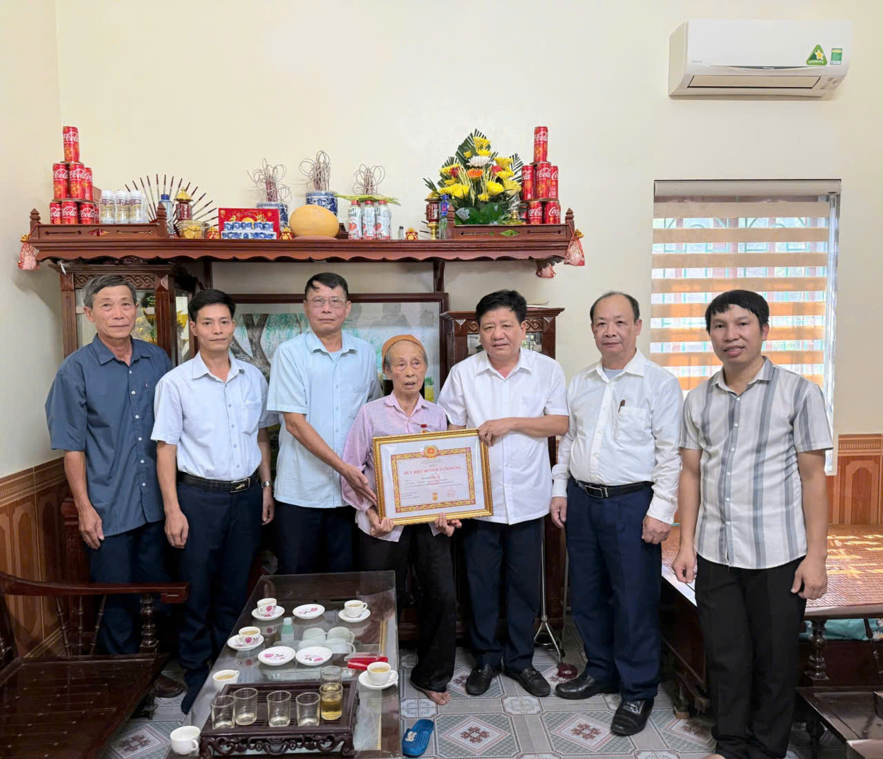 XÃ HỒNG MINH TRÂN TRỌNG TRAO TẶNG HUY HIỆU 60 NĂM TUỔI ĐẢNG TẠI GIA ĐÌNH