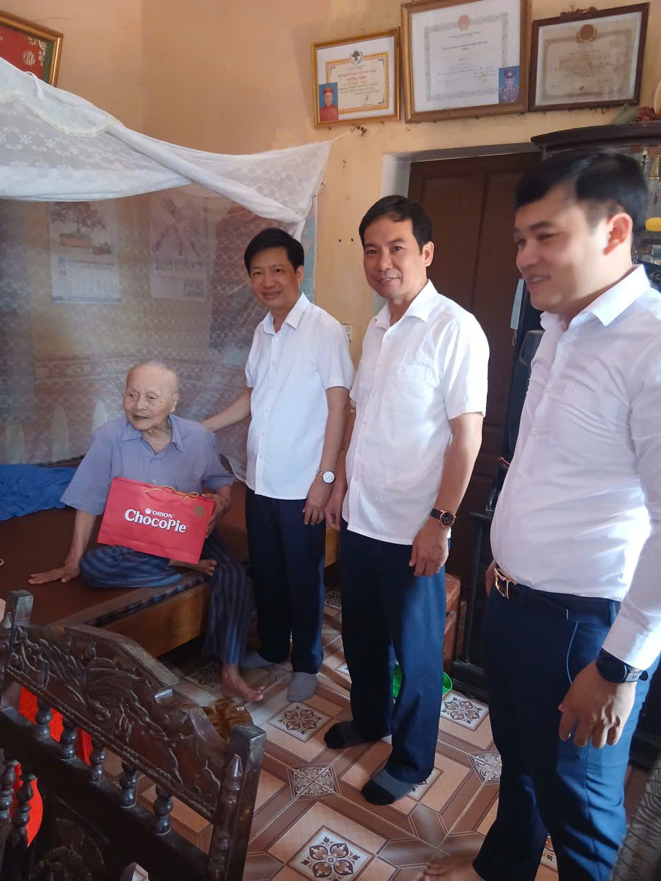 LÃNH ĐẠO ĐẢNG UỶ - HĐND - UBND - UBMTTQ VIỆT NAM XÃ HỒNG MINH THĂM, TẶNG QUÀ CHÚC THỌ CÁC CỤ CAO TUỔI NHÂN NGÀY QUỐC TẾ NGƯỜI CAO TUỔI (01/10)