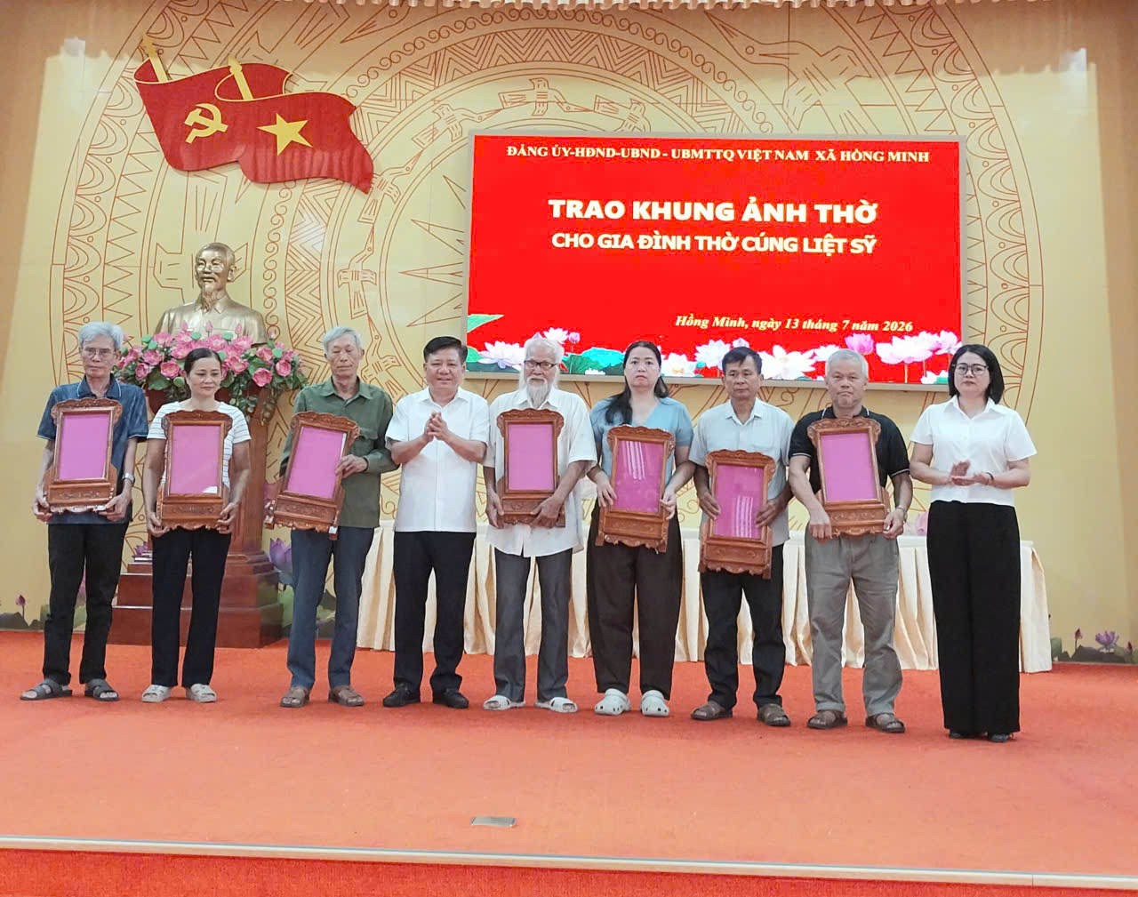 HỒNG MINH TRAO KHUNG ẢNH THỜ CHO GIA ĐÌNH THỜ CÚNG LIỆT SỸ