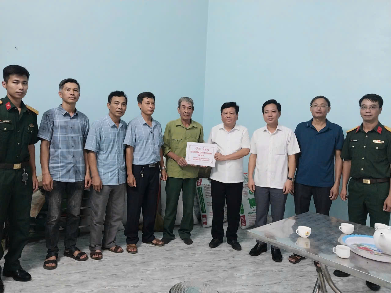 TRAO KINH PHÍ HỖ TRỢ XÂY DỰNG NHÀ TÌNH NGHĨA CHO GIA ĐÌNH BỆNH BINH TẠI HỒNG MINH