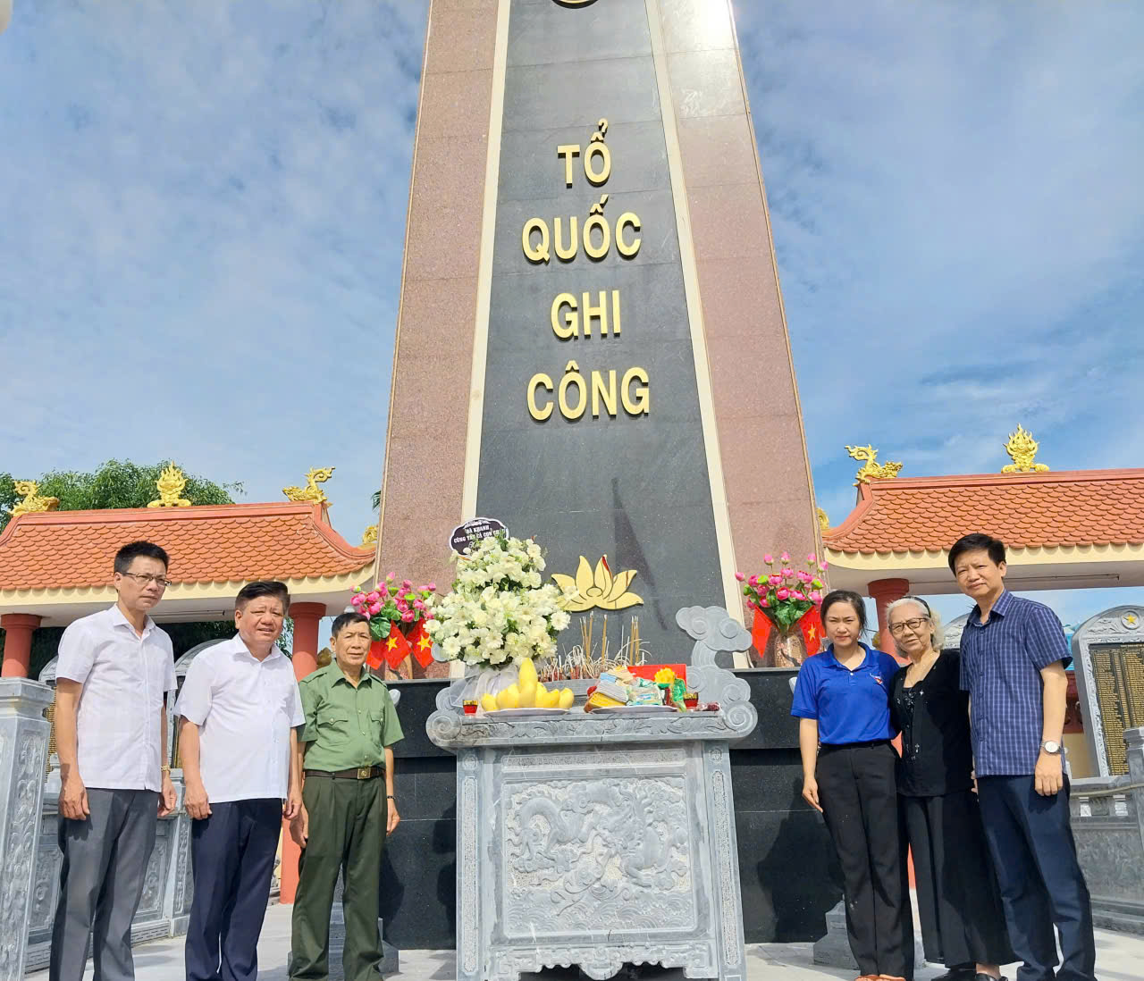HỒNG MINH CHUNG TAY CHỈNH TRANG NGHĨA TRANG LIỆT SĨ, LAN TỎA ĐẠO LÝ "UỐNG NƯỚC NHỚ NGUỒN"