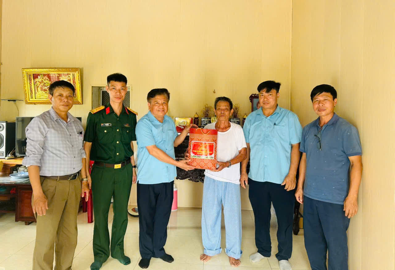 HỒNG MINH THĂM, TẶNG QUÀ NGƯỜI CÓ CÔNG TIÊU BIỂU  NHÂN KỶ NIỆM 79 NĂM NGÀY THƯƠNG BINH - LIỆT SĨ
