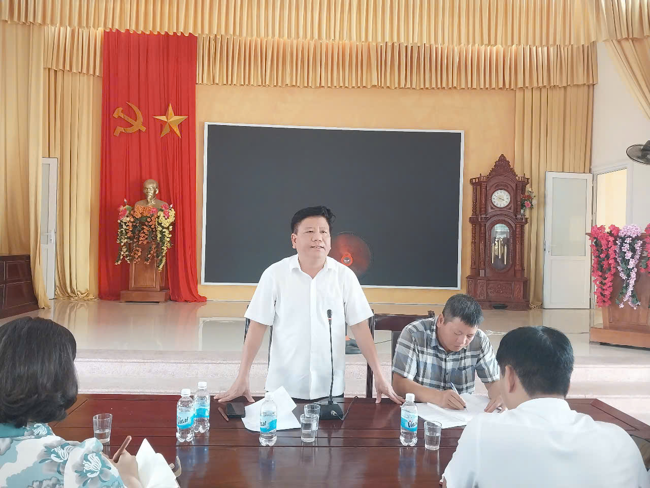 BÍ THƯ ĐẢNG ỦY XÃ HỒNG MINH DỰ SINH HOẠT ĐẢNG  ĐỊNH KỲ TẠI CHI BỘ THÔN TỊNH XUYÊN TRANG