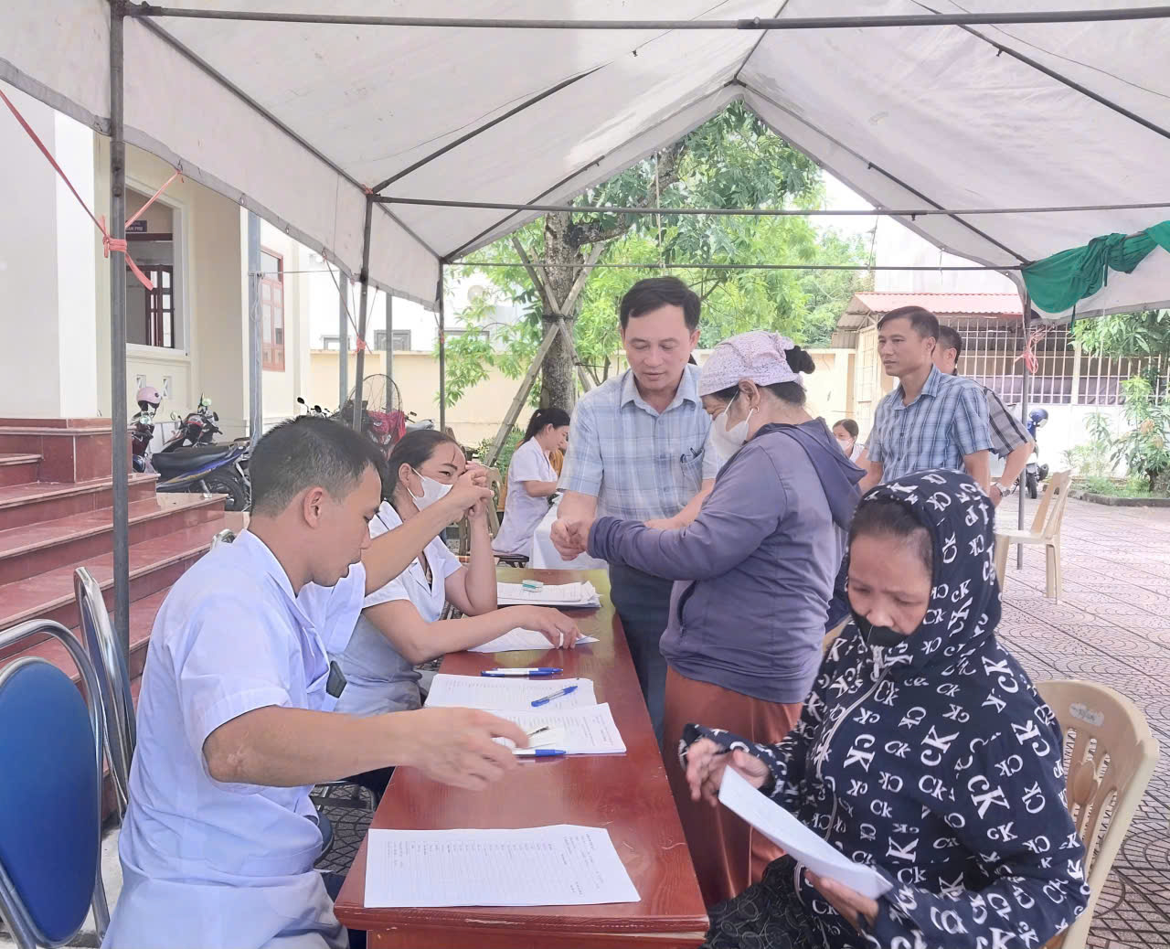 LÃNH ĐẠO XÃ HỒNG MINH THĂM, ĐỘNG VIÊN ĐỘI NGŨ Y TẾ VÀ NHÂN DÂN THÔN TỊNH XUYÊN TRANG