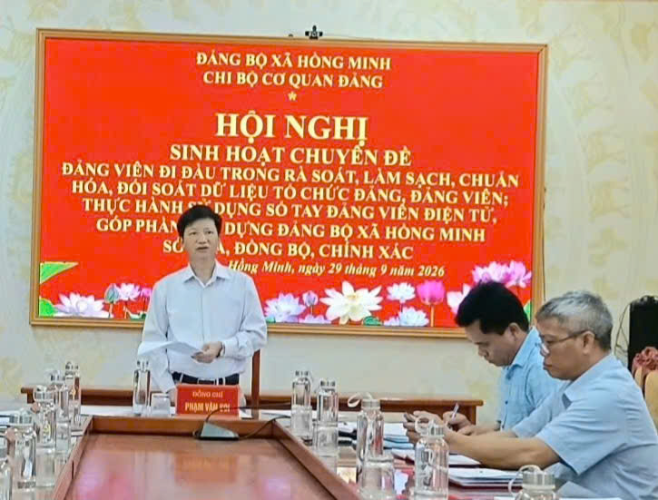 CHI BỘ CƠ QUAN ĐẢNG XÃ HỒNG MINH ĐỔI MỚI SINH HOẠT CHUYÊN ĐỀ, TIÊN PHONG TRONG RÀ SOÁT, CHUẨN HÓA DỮ LIỆU ĐẢNG VIÊN