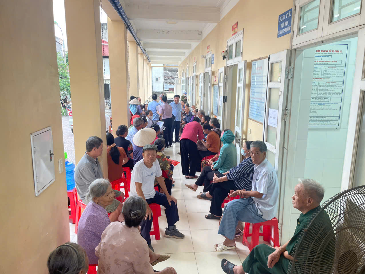 SÔI NỔI NGÀY THỨ HAI ĐỢT II KHÁM SỨC KHỎE ĐỊNH KỲ MIỄN PHÍ CHO NHÂN DÂN THÔN CHÍ MINH XÃ HỒNG MINH