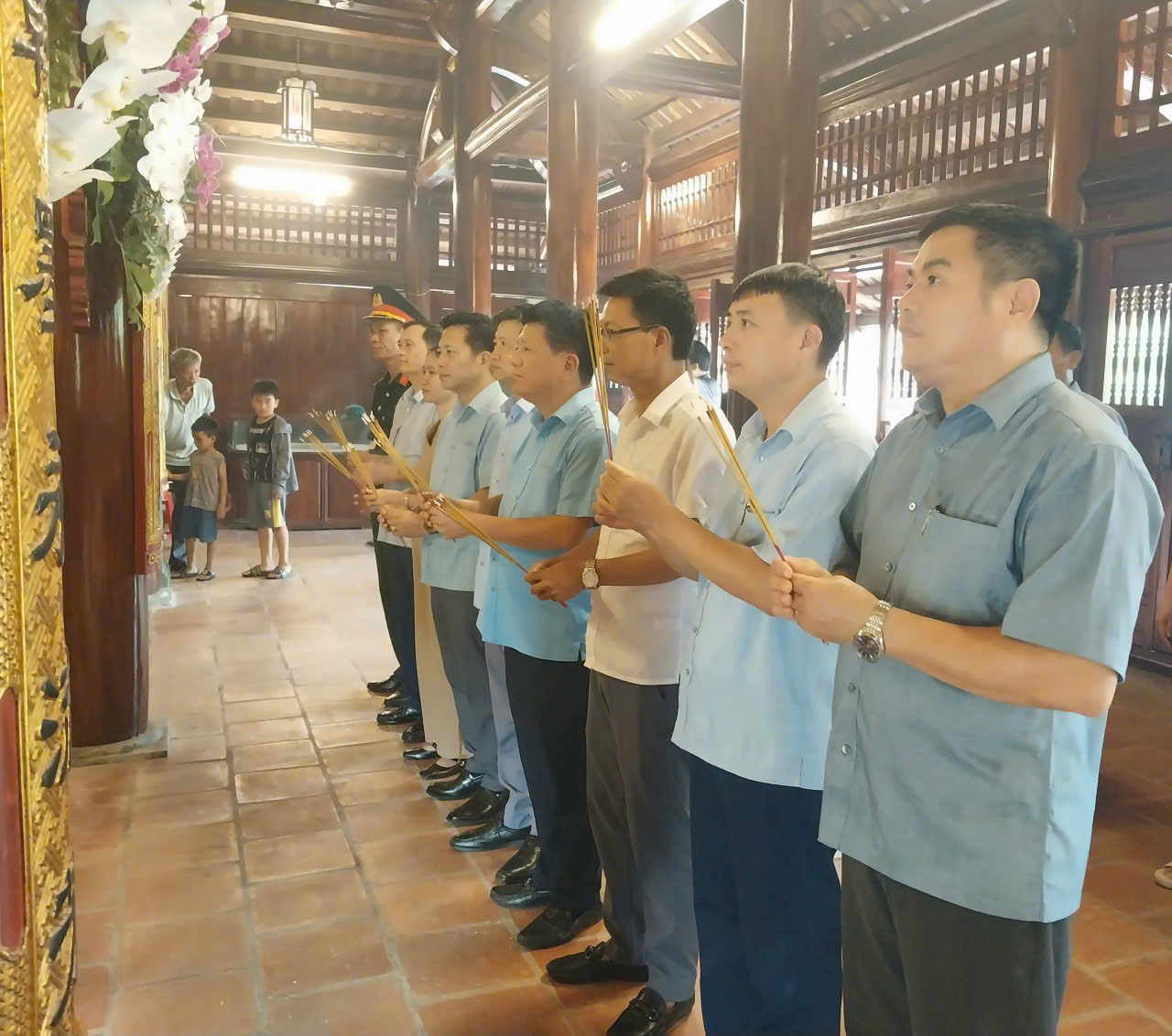 ĐOÀN ĐẠI BIỂU XÃ HỒNG MINH DÂNG HƯƠNG TƯỞNG NIỆM  DANH NHÂN VĂN HÓA LÊ QUÝ ĐÔN