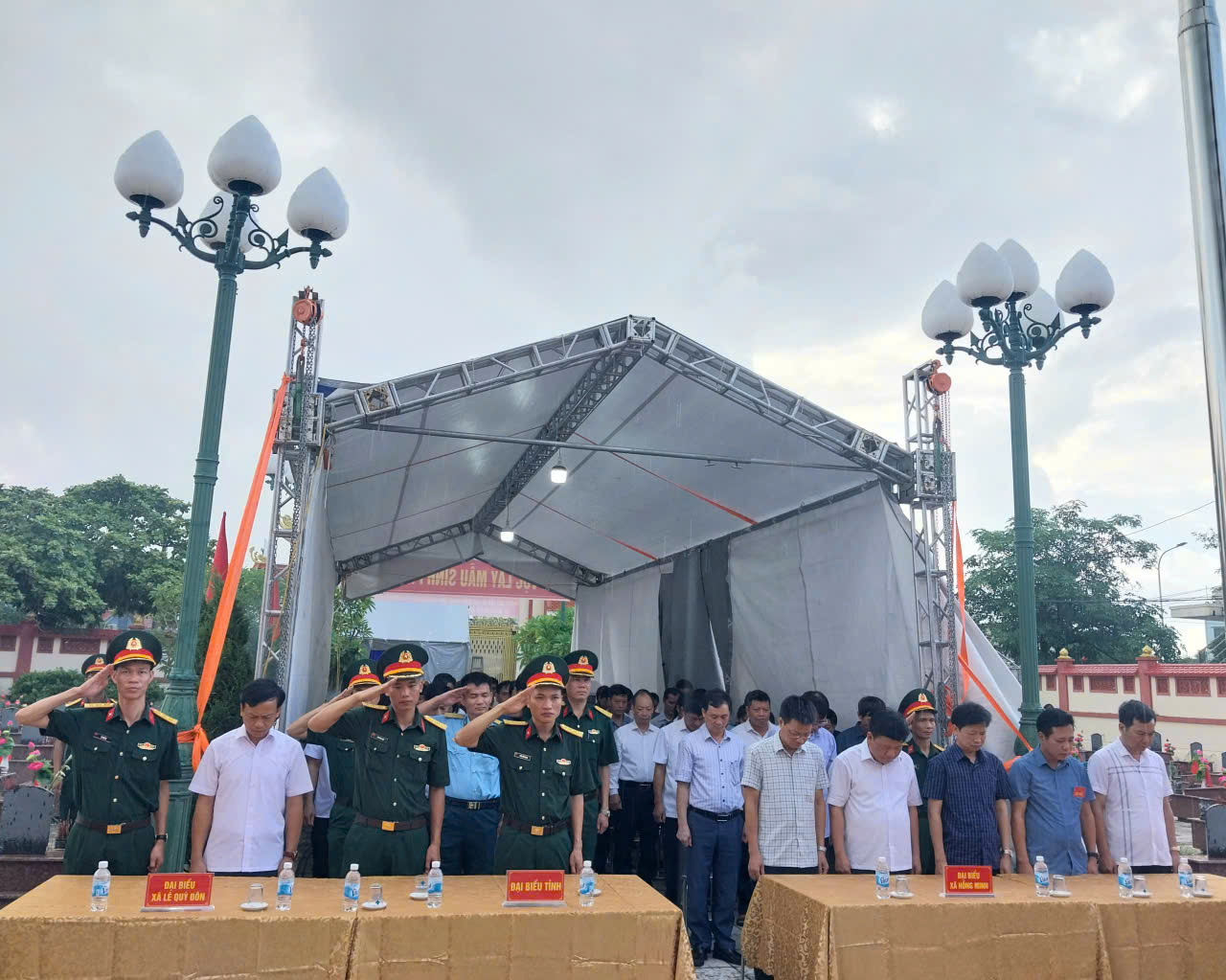 XÃ HỒNG MINH TRANG TRỌNG DÂNG HƯƠNG, TRIỂN KHAI LẤY MẪU SINH PHẨM HÀI CỐT LIỆT SĨ PHỤC VỤ GIÁM ĐỊNH ADN