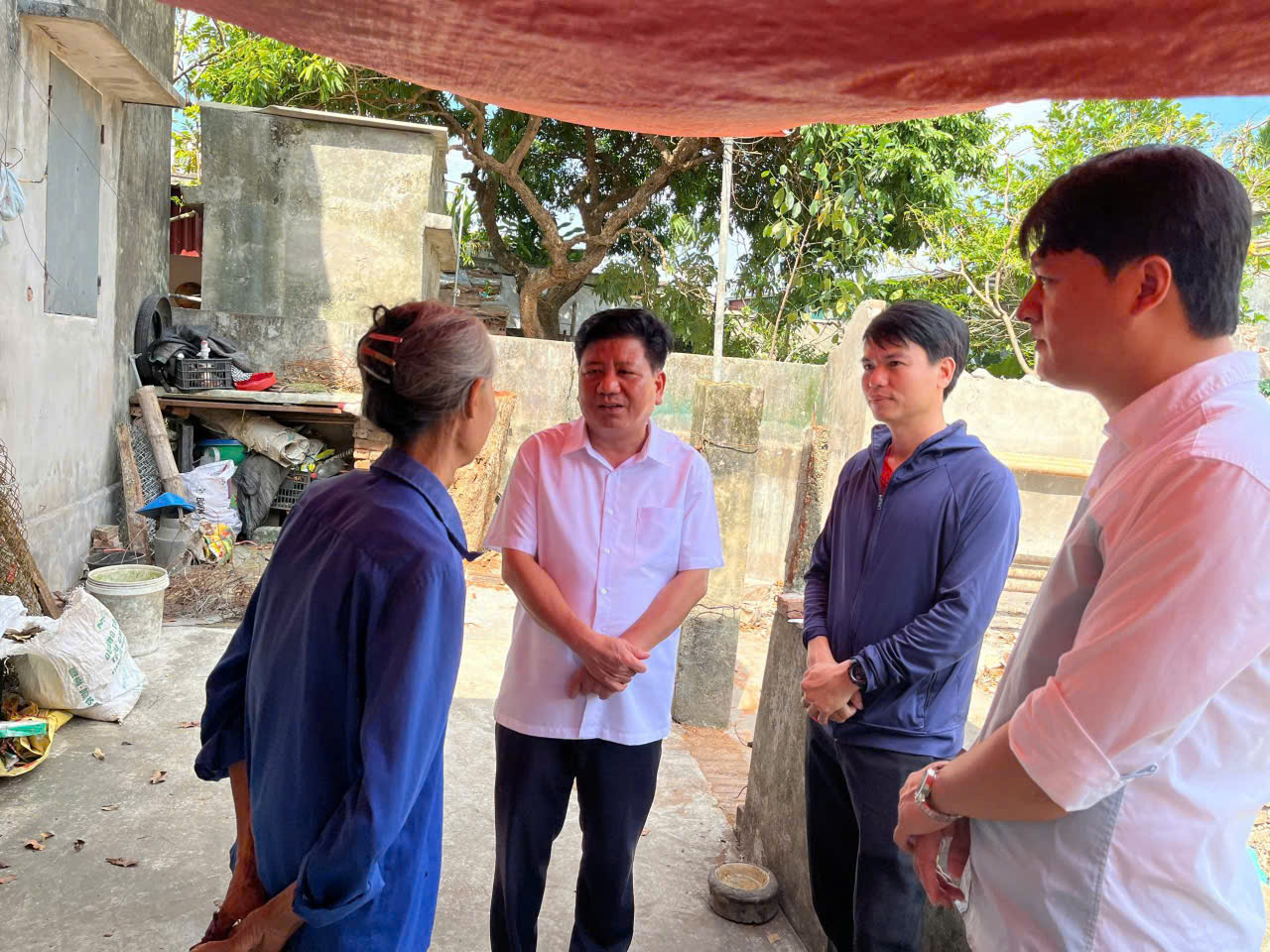 LÃNH ĐẠO XÃ HỒNG MINH KIỂM TRA TIẾN ĐỘ XÂY DỰNG NHÀ TÌNH NGHĨA CHO CÁC HỘ CÓ HOÀN CẢNH KHÓ KHĂN TRÊN ĐỊA BÀN XÃ