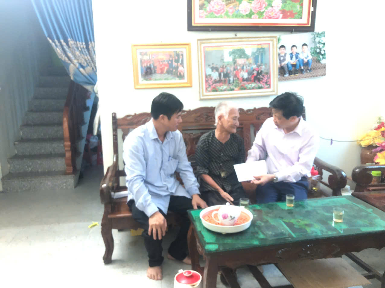 Xã Hồng Minh thăm, tặng quà các cụ thọ trên 100 tuổi nhân Ngày Quốc tế Người cao tuổi