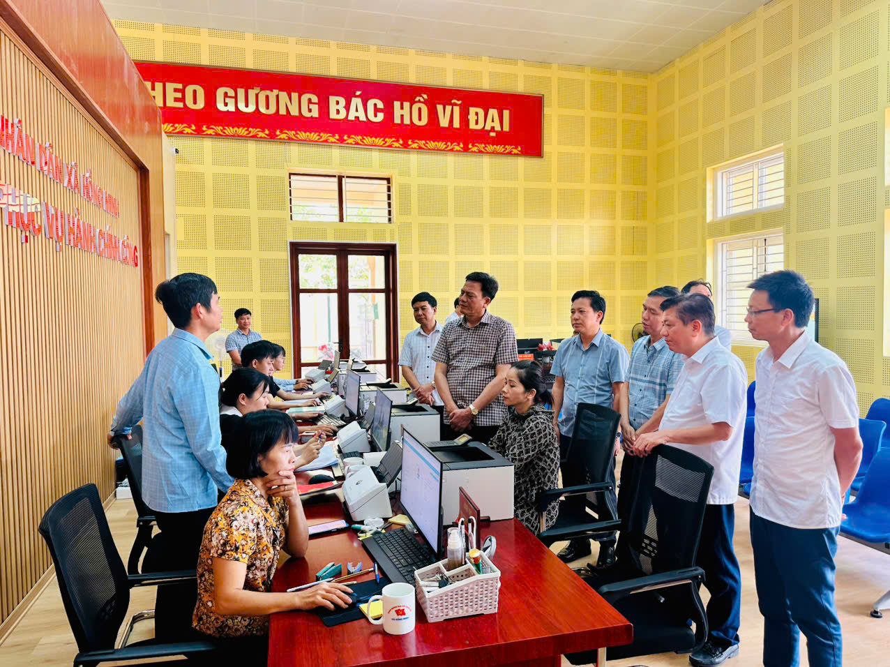 Đồng chí Vũ Kim Cứ, Ủy viên BTV Tỉnh ủy, Trưởng ban Quản lý Khu kinh tế tỉnh cùng đoàn kiểm tra công tác triển khai vận hành chính quyền địa phương 2 cấp tại xã Hồng Minh