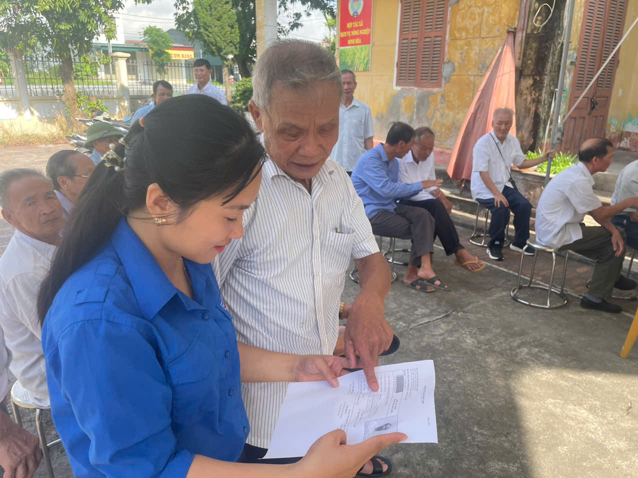 Đoàn thanh niên xã Hồng Minh hỗ trợ công an xã cấp đổi thẻ đảng viên