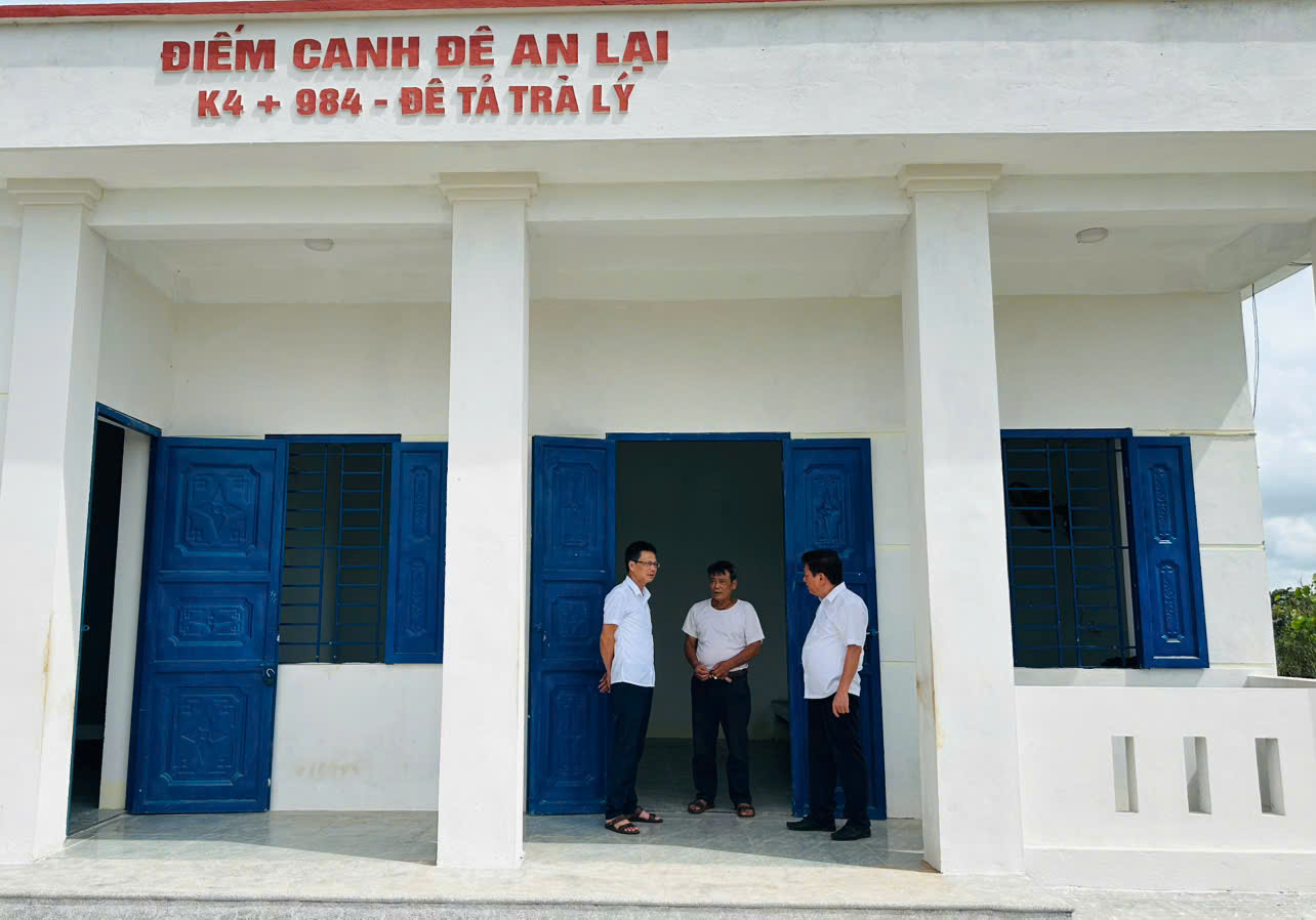 Các đồng chí lãnh đạo Đảng uỷ - HĐND – UBND kiểm tra điếm canh đê An Lại, Công ty Chăn nuôi Việt Hùng.