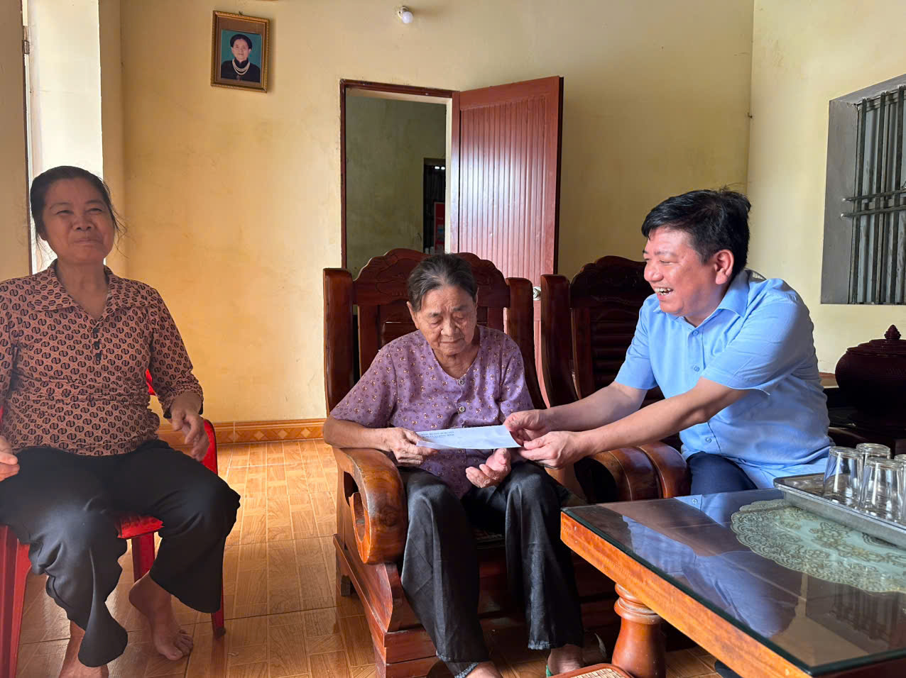 Đồng chí Trần Minh Tuấn, Bí thư Đảng uỷ, Chủ tịch HĐND xã thăm người cao tuổi nhân ngày Quốc tế Người cao tuổi 1/10/2025.