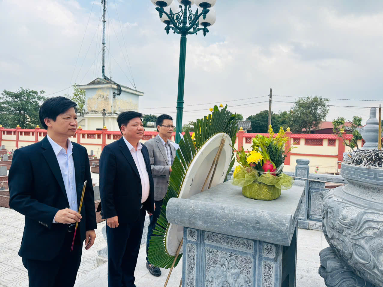 Các đồng chí lãnh đạo xã dâng hương tại cụm nghĩa trang liệt sĩ Chí Hoà