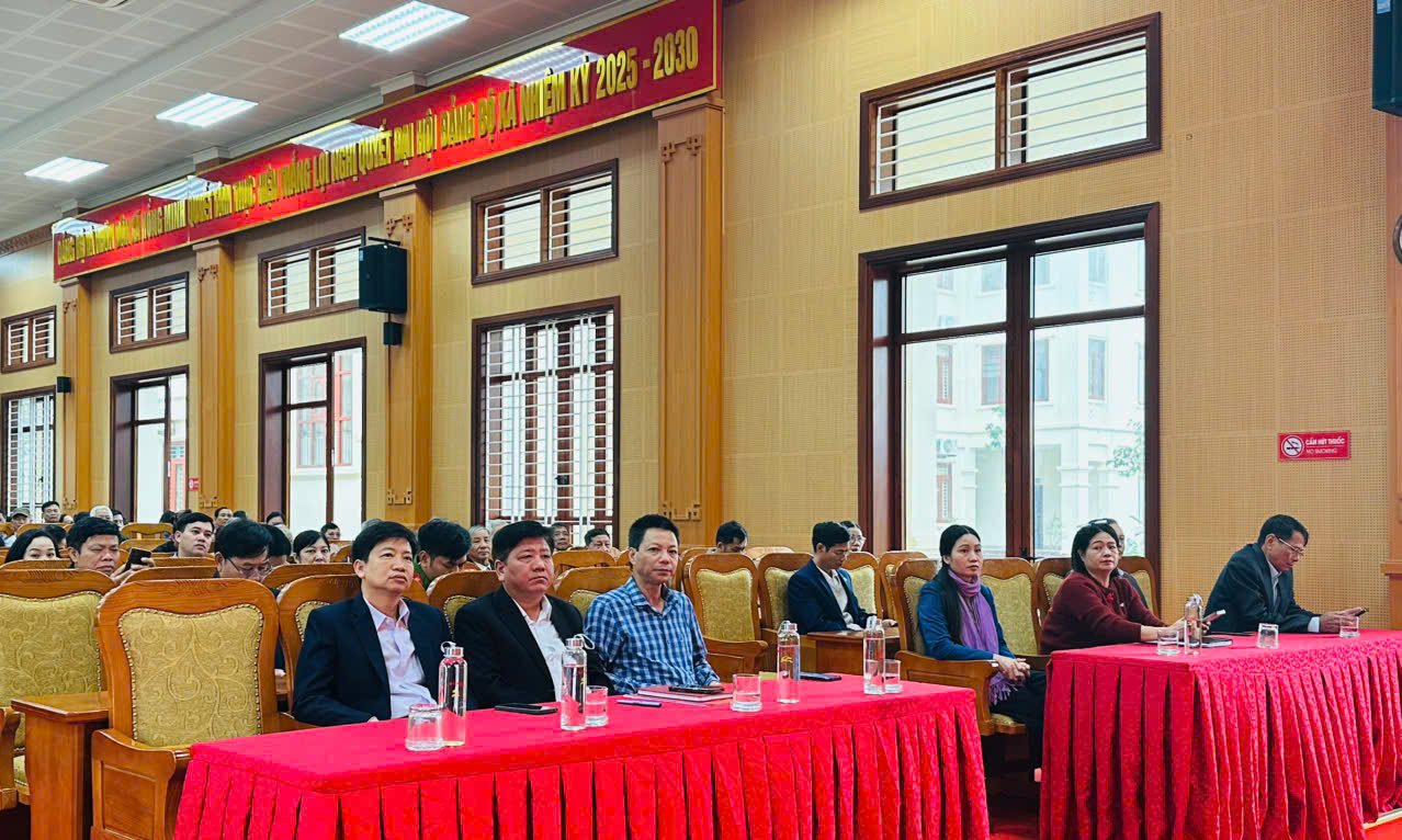 Lễ trao tặng huy hiệu Đảng đợt 07/11/2025