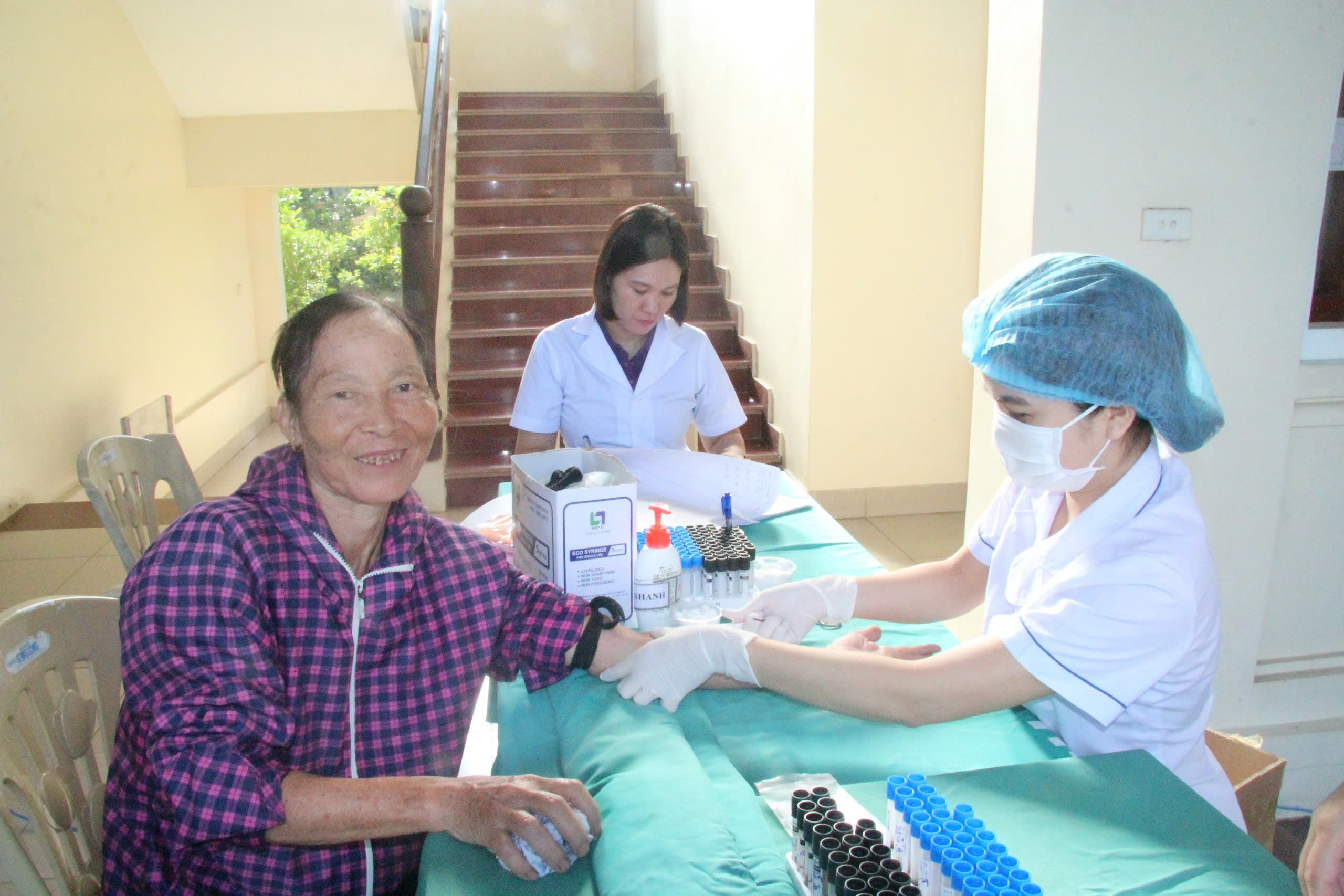 Xã Hồng Minh tổ chức khám bệnh, cấp thuốc miễn phí cho 500 người cao tuổi