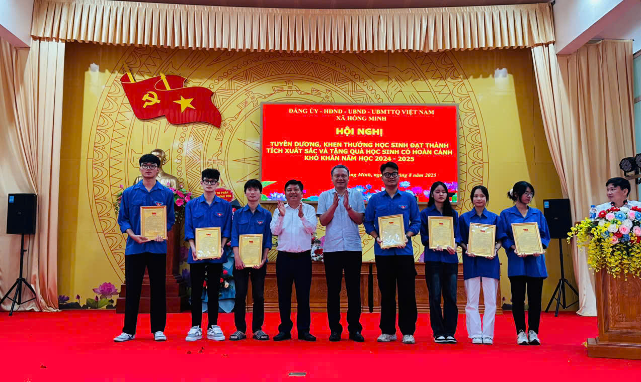 Hội nghị tuyên dương, khen thưởng học sinh đạt thành tích xuất sắc và trao quà cho học sinh có hoàn cảnh khó khăn năm học 2024 – 2025