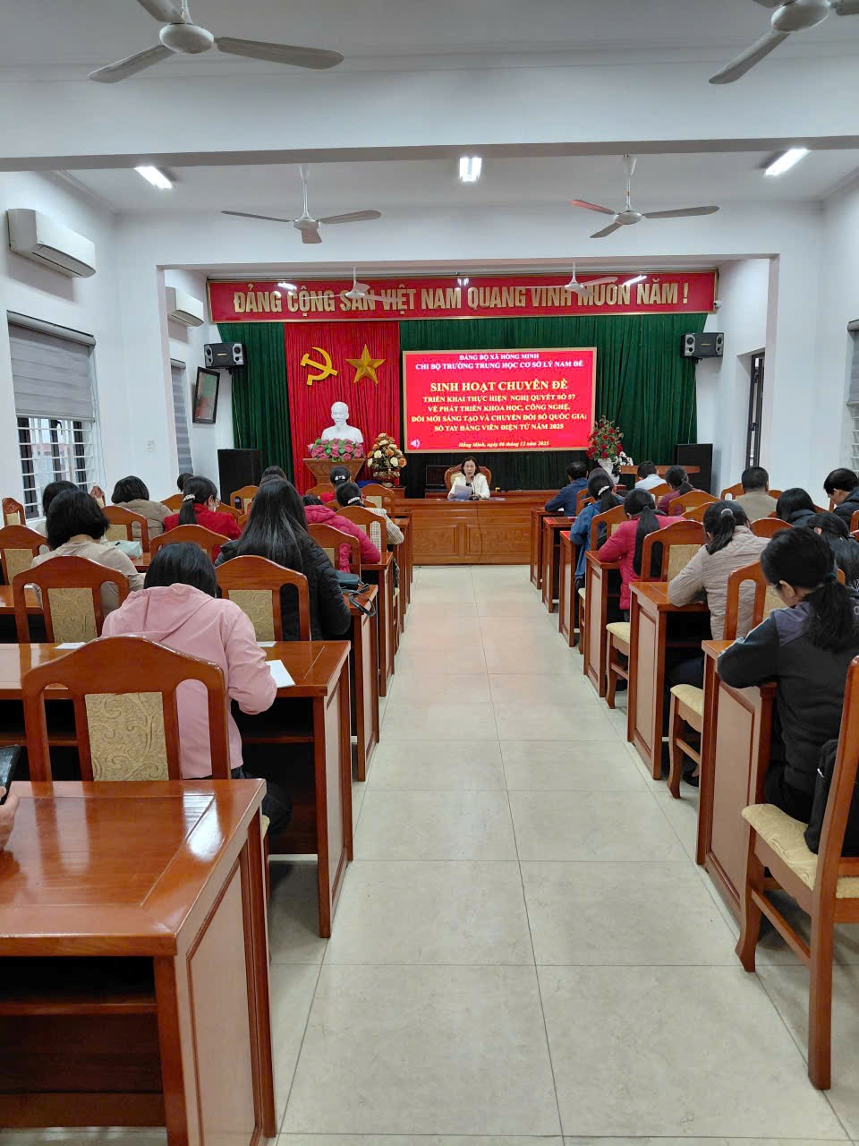 Chi bộ trường THCS Lý Nam Đế tổ chức sinh hoạt chuyên đề “Đảng viên tiên phong học tập kỹ năng số”