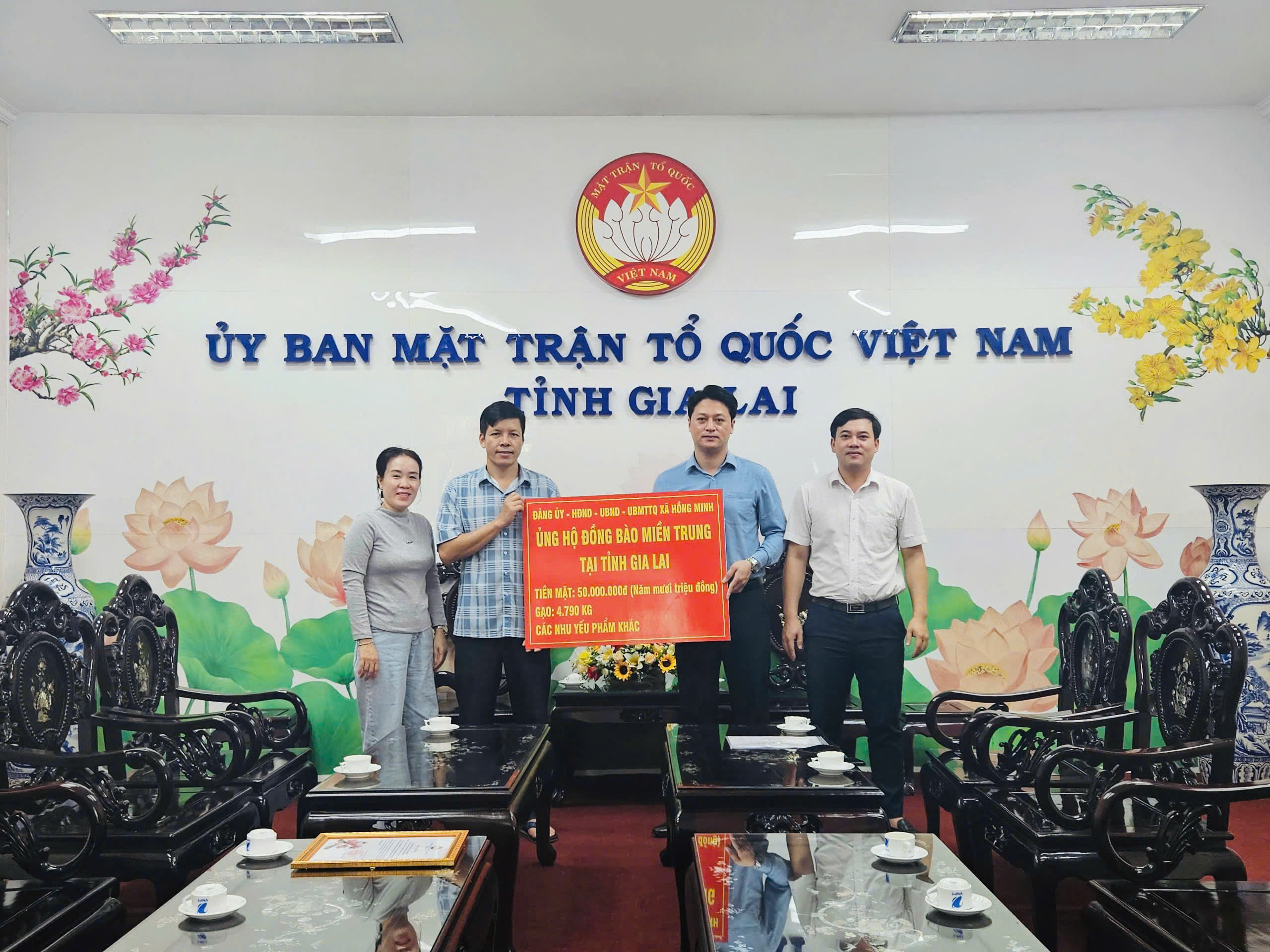 Đảng bộ, chính quyền và nhân dân xã Hồng Minh gửi chuyến xe hàng cứu trợ đồng bào Tây Nguyên