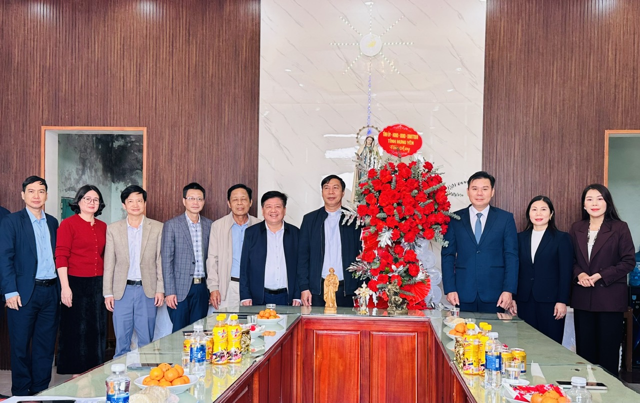 Đồng chí Nguyễn Lê Huy, Uỷ viên BTV Tỉnh uỷ, Phó Chủ tịch Thường trực UBND tỉnh, Phó Bí thư Thường trực Đảng uỷ UBND tỉnh cùng đoàn thăm hỏi, chúc mừng Linh mục và bà con giáo dân Hạt Đông Hưng, tỉnh Hưng Yên.
