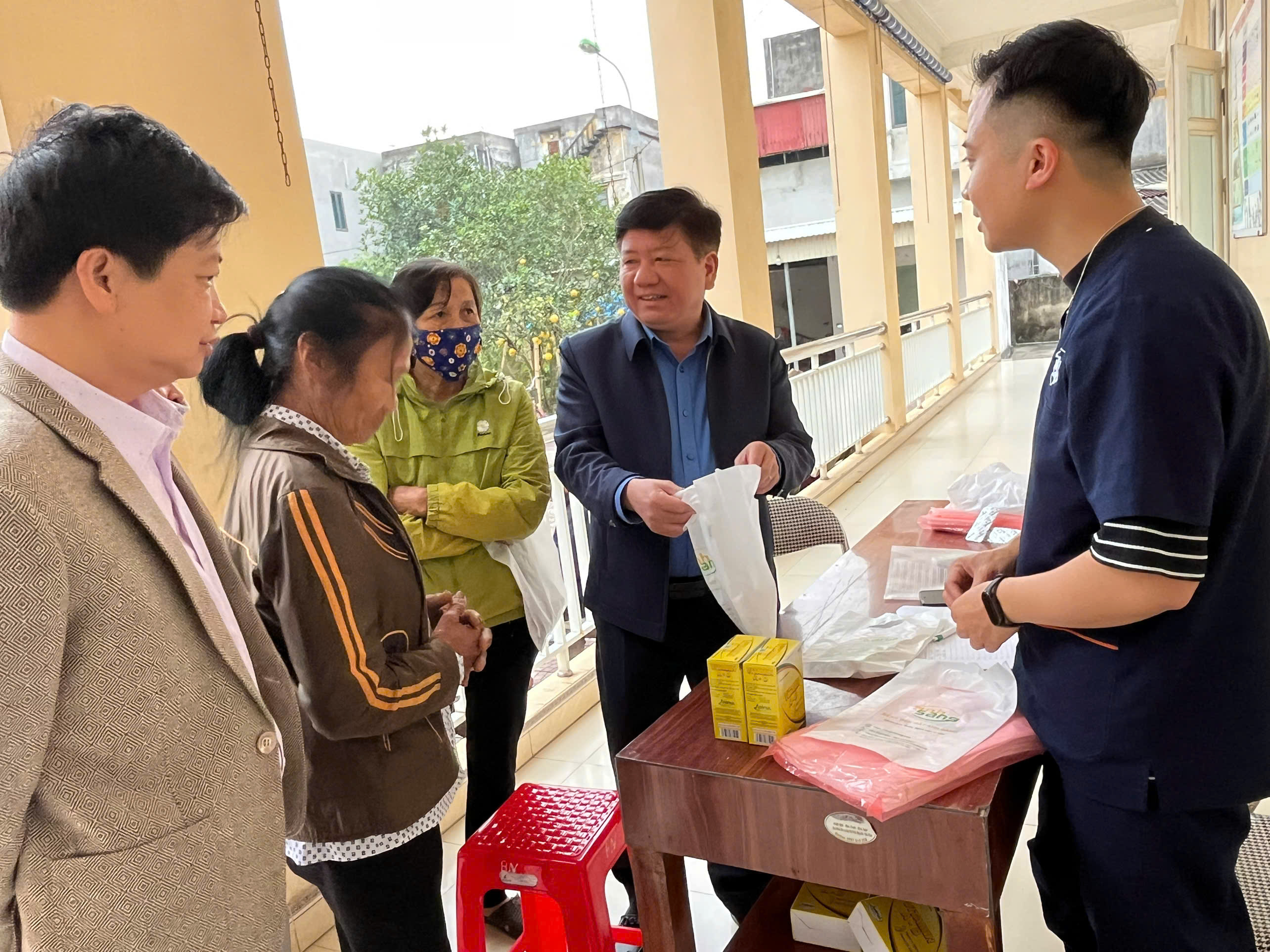 Khám, tư vấn và sàng lọc các bệnh về mắt cho nhân dân xã Hồng Minh