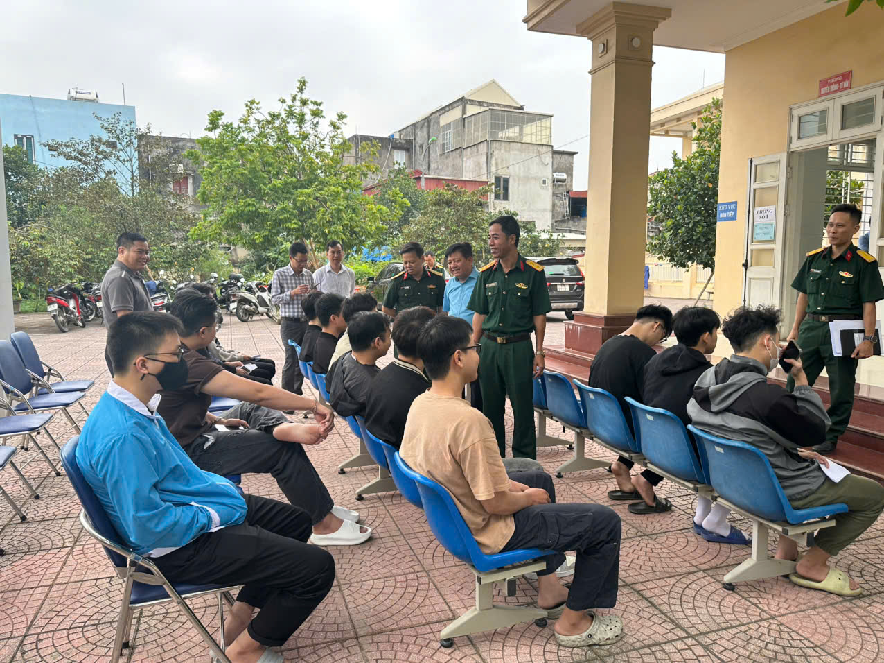 Thanh niên xã Hồng Minh hăng hái tham gia khám sơ tuyển nghĩa vụ quân sự