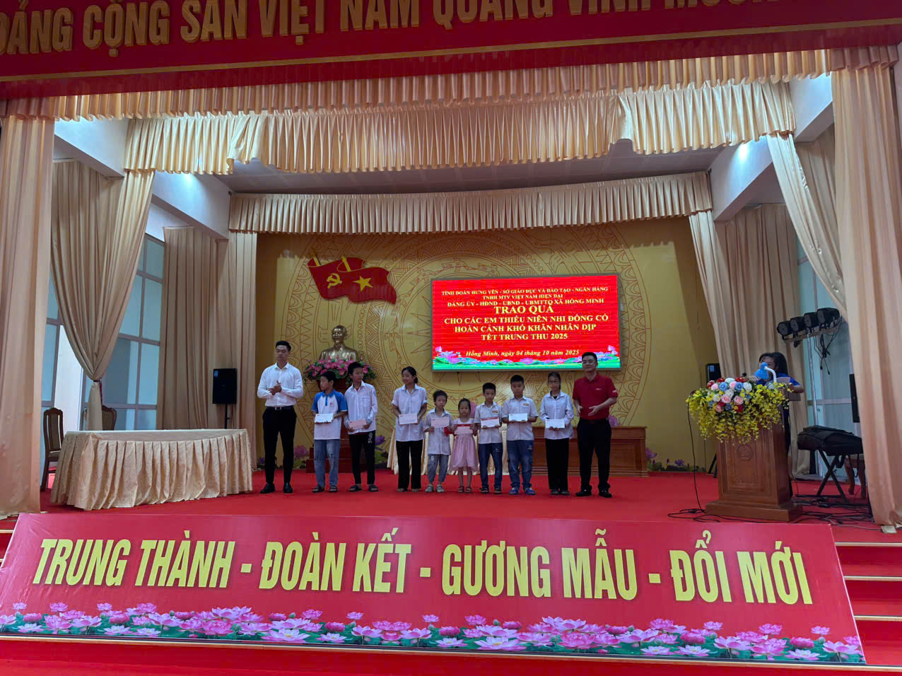 Tỉnh đoàn trao tặng 15 suất quà cho các em học sinh có hoàn cảnh khó khăn nhân dịp tết Trung thu 2025