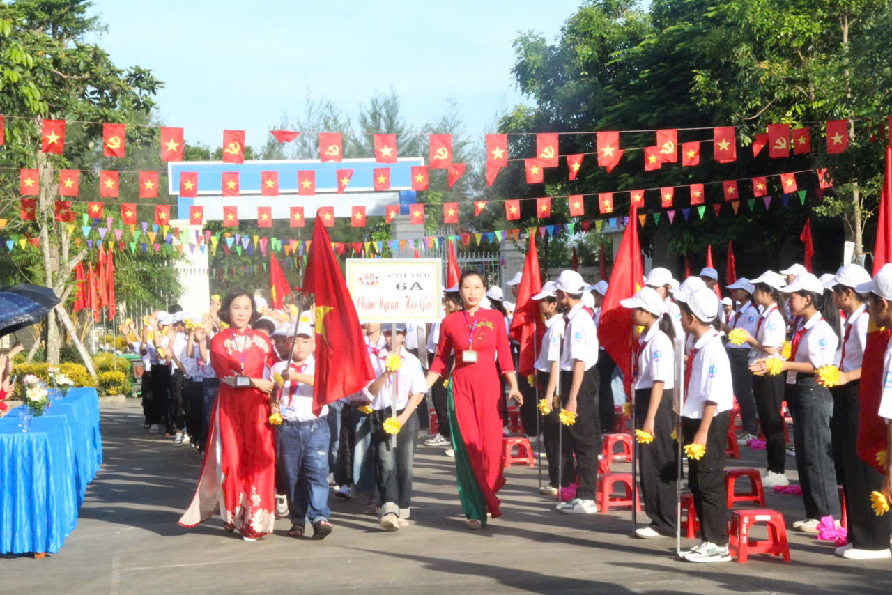 Đồng chí Nguyễn Văn Huy, Phó Trưởng đoàn chuyên trách Đoàn đại biểu Quốc hội tỉnh dự khai giảng năm học mới tại Trường THCS Lý Nam Đế, xã Hồng Minh