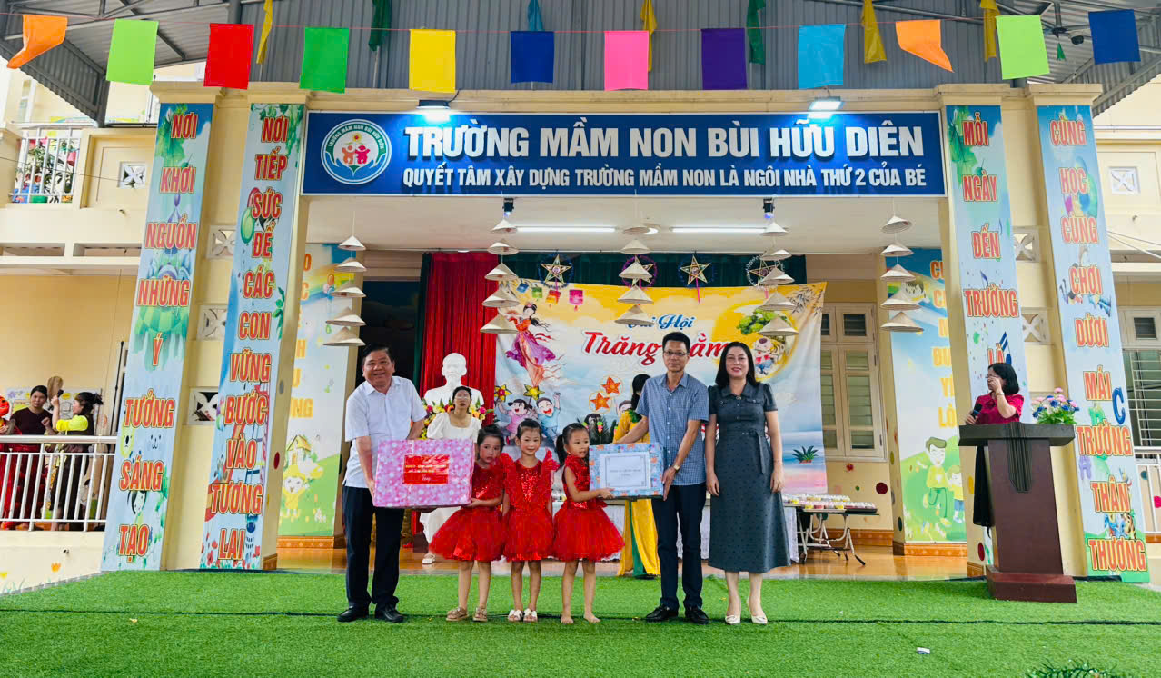 Lãnh đạo Đảng uỷ - HĐND - UBND xã tặng quà các cháu thiếu nhi nhân dịp tết trung thu 2025
