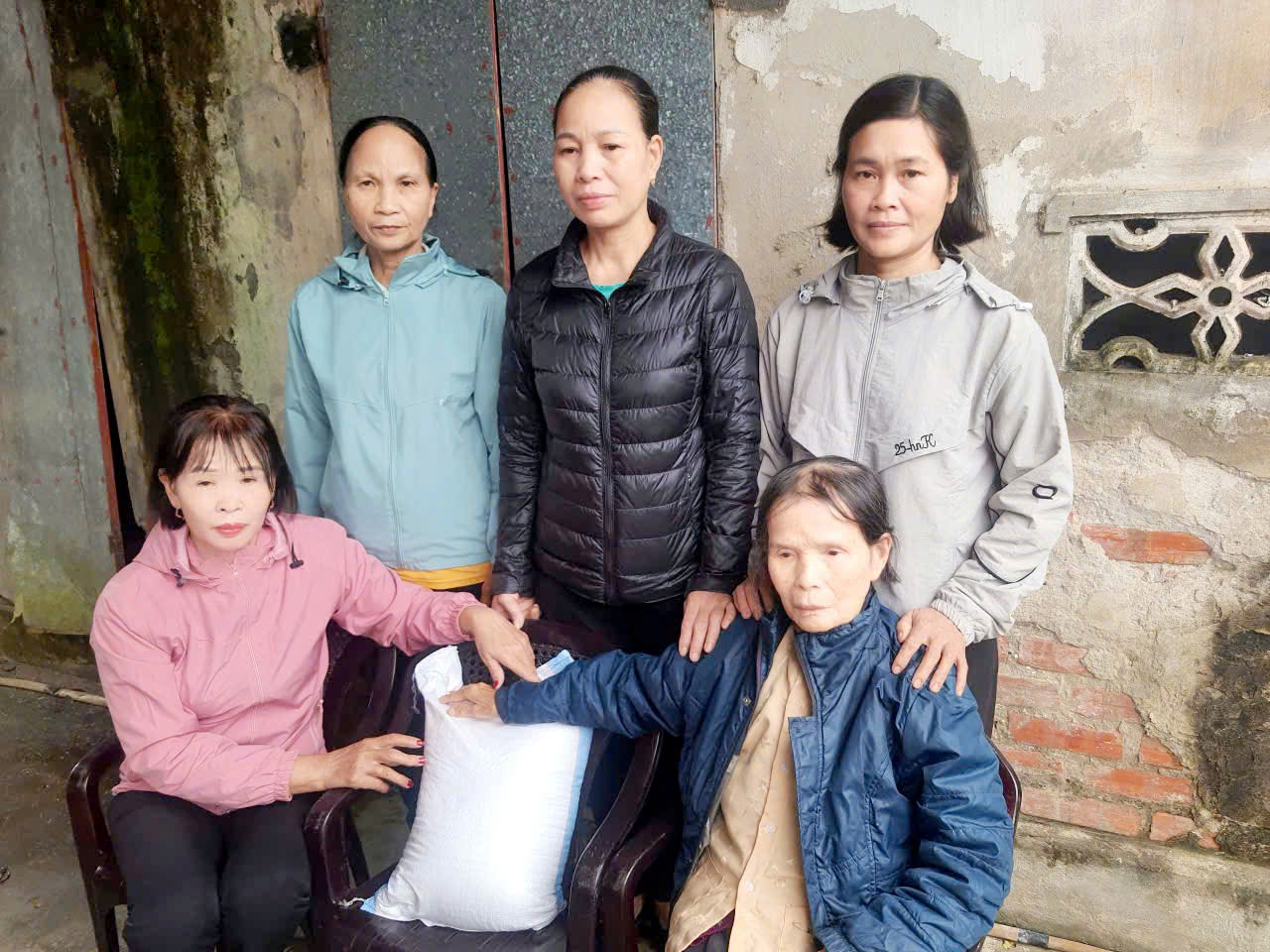 Chi hội Phụ nữ thôn Cộng Hòa lan tỏa yêu thương qua mô hình “Hũ gạo tình thương”