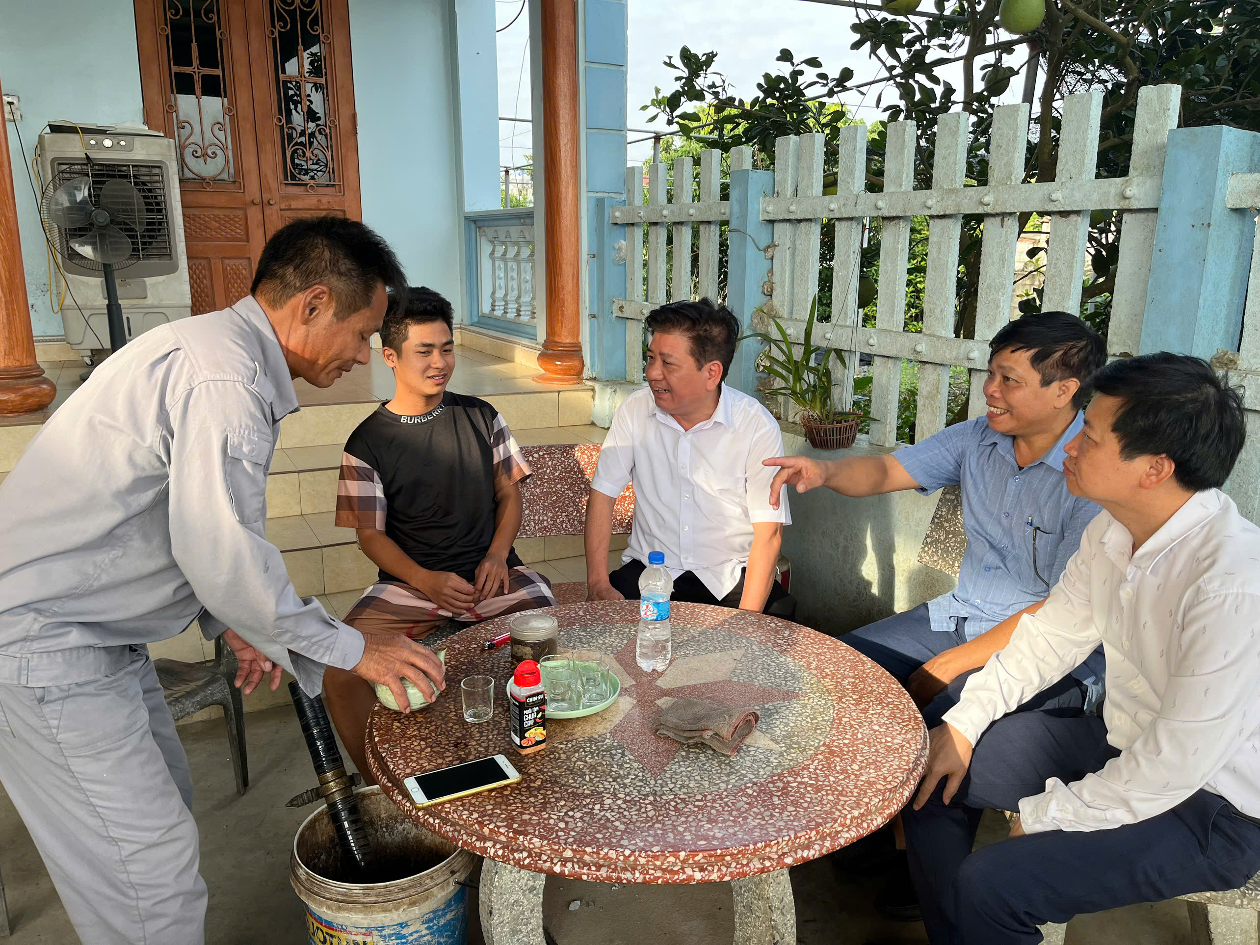 Lãnh đạo xã Hồng Minh thăm, động viên thanh niên chuẩn bị khám tuyển nghĩa vụ quân sự năm 2026
