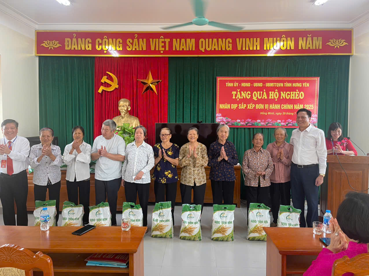 ỦY BAN MTTQ XÃ HỒNG MINH TỔ CHƯC HỘI NGHỊ TRAO TẶNG GẠO CHO HỘ NGHÈO TRÊN ĐỊA BÀN XÃ NHÂN DỊP THỰC HIỆN SẮP XẾP ĐƠN VỊ HÀNH CHÍNH NĂM 2025