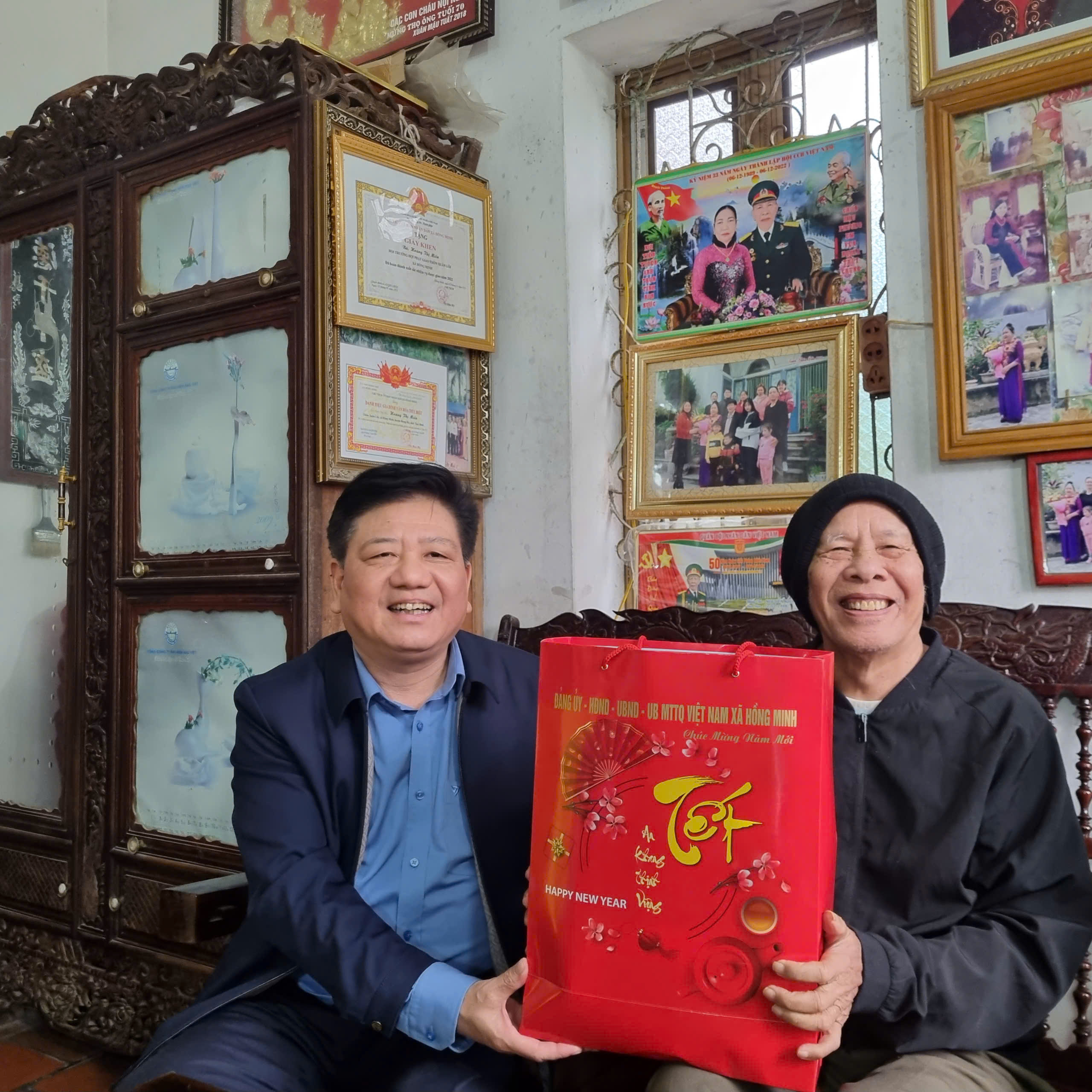 LÃNH ĐẠO ĐẢNG ỦY – HĐND – UBND XÃ HỒNG MINH TỔ CHỨC THĂM, TẶNG QUÀ NGƯỜI CÓ CÔNG VÀ NGƯỜI CAO TUỔI NHÂN DỊP TẾT NGUYÊN ĐÁN BÍNH NGỌ 2026