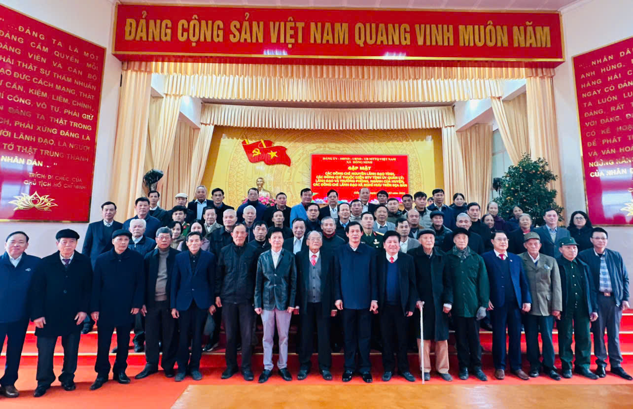Gặp mặt các đồng chí nguyên lãnh đạo tỉnh; các đồng chí thuộc diện BTV Tỉnh uỷ quản lý; lãnh đạo, trưởng các phòng, ban, ngành của huyện và các đồng chí lãnh đạo xã đã nghỉ hưu trên địa bàn.