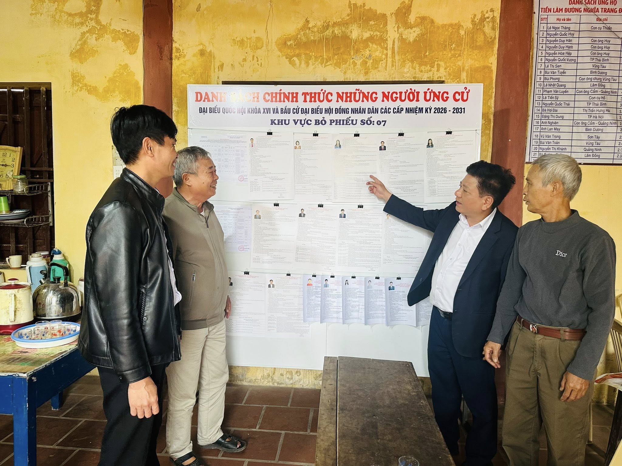 Đồng chí Trần Minh Tuấn, Bí thư Đảng uỷ, Chủ tịch HĐND xã đi kiểm tra công tác chuẩn bị bầu cử tại các khu vực bỏ phiếu trên địa bàn