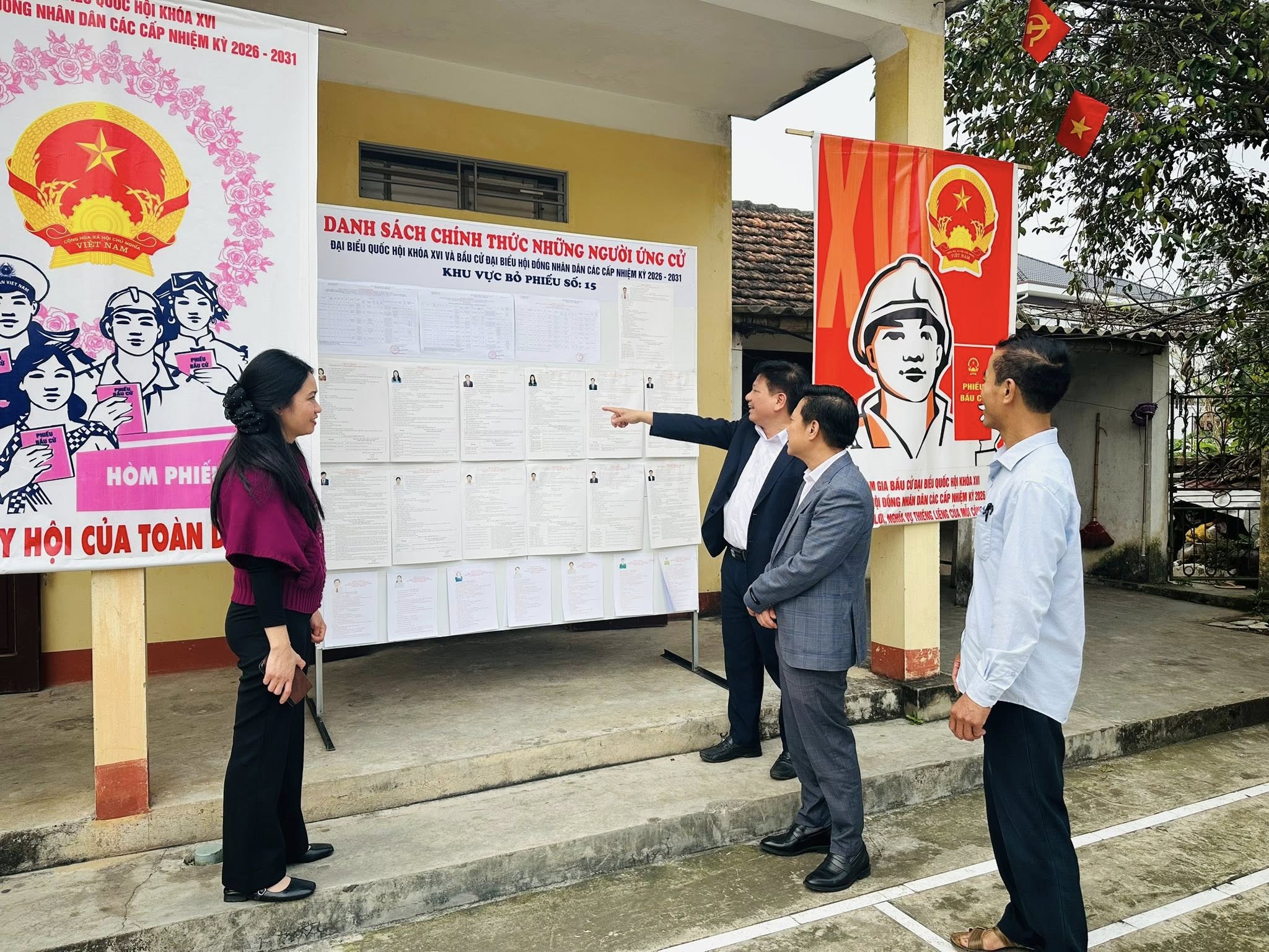Đồng chí Trần Minh Tuấn – Bí thư Đảng uỷ, Chủ tịch HĐND xã kiểm tra công tác chuẩn bị bầu cử tại khu vực bỏ phiếu số 8 (thôn Minh Xuyên), khu vực bỏ phiếu số 12 (thôn Cổ Trai) và khu vực bỏ phiếu số 15 (thôn Phú Nha).