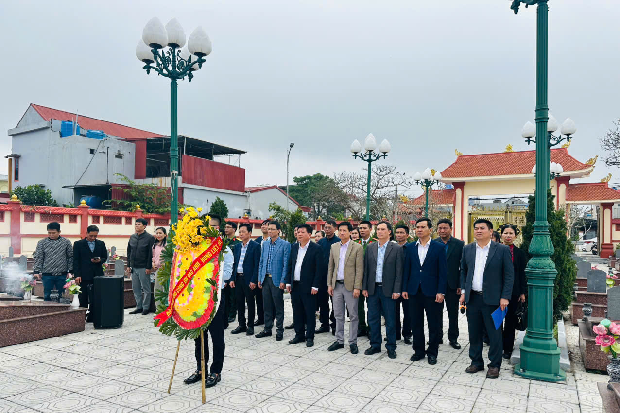 ĐẢNG ỦY - HĐND - UBND XÃ HỒNG MINH TỔ CHỨC DÂNG HƯƠNG TẠI CÁC NGHĨA TRANG LIỆT SĨ, ĐỀN VỊ SỸ NHÂN DỊP TẾT NGUYÊN ĐÁN BÍNH NGỌ 2026
